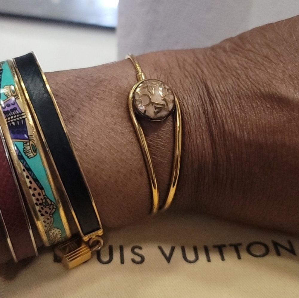 LOUIS VUITTON CELESTE MAGNET GOLD TONE BRACELET - Picture 15 of 16